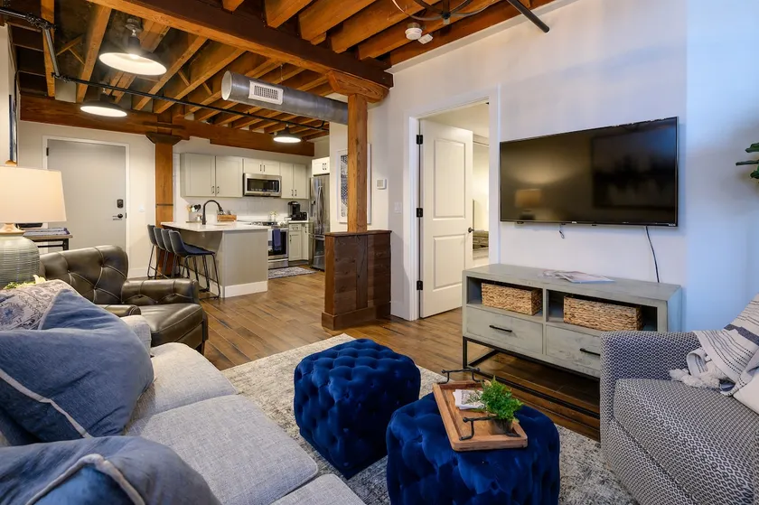 Regal Retreat in Nashville Pool Gym Free Parking - Image 1