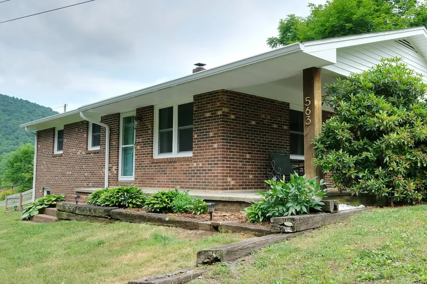 The Brick House at Jumping Tree Farm - Image 1