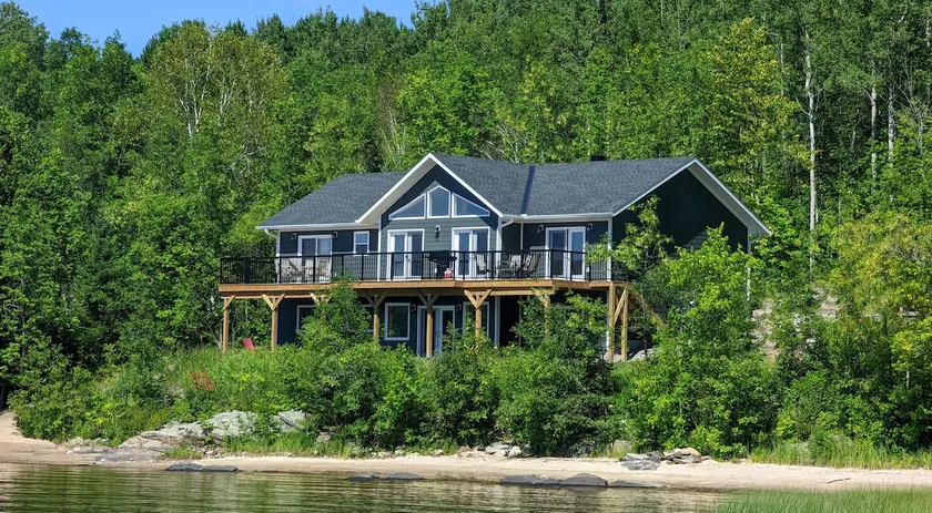 Westleys Lakehouse - Stunning Beachfront Cottage - Image 1
