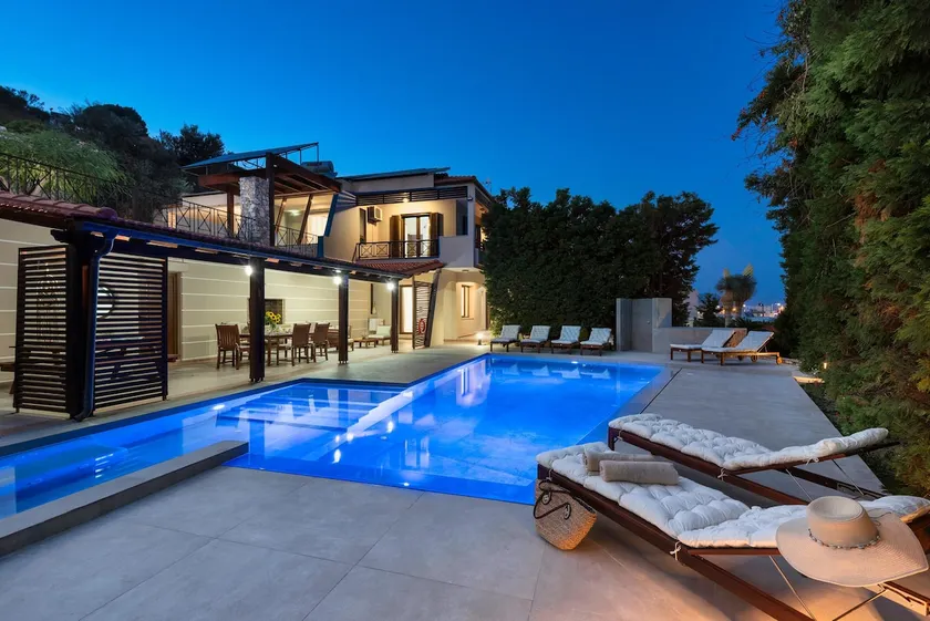 3 Roses Residence - Image 1
