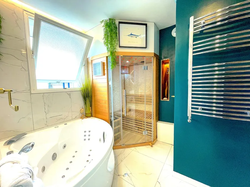 ”Bulle d'Or Spa”: Hot Tub & Sauna - Image 1