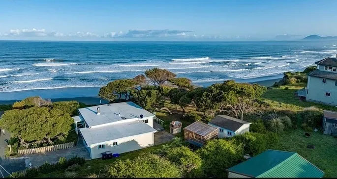 Ocean Front Cottage w/Hot tub - Image 1