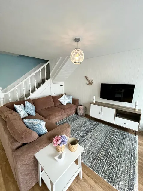 Our cosy coastal cottage - Image 1