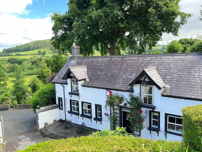 The Stables - Spacious cottage with stunning views - Image 1