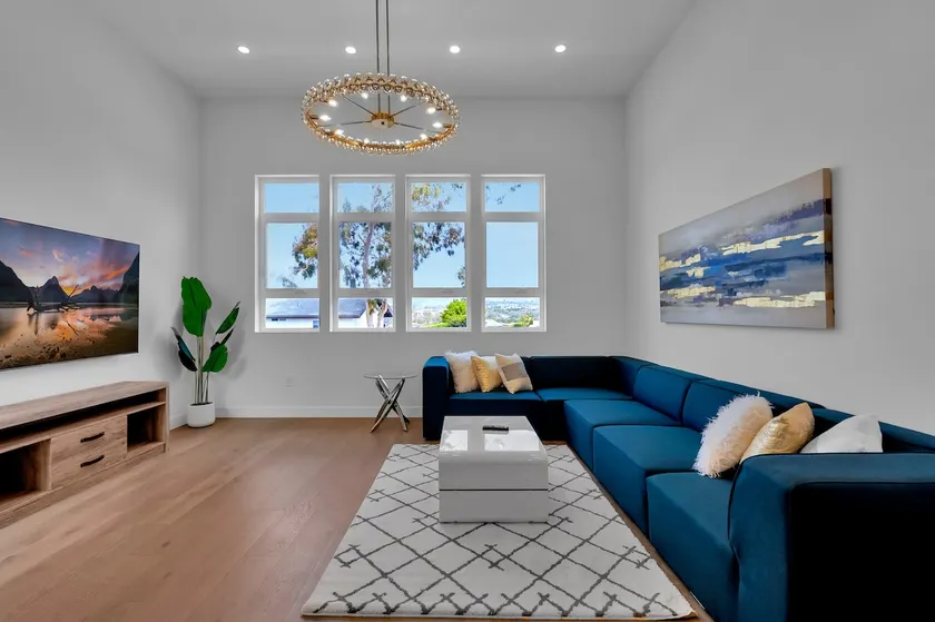 Seaside Elegance: Trendy Coastal Residence - Image 1