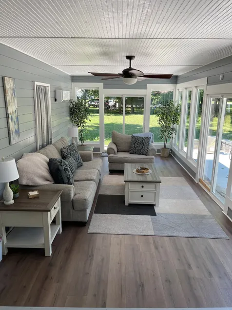 Cheerful 3-bedroom home with huge yard - Image 1