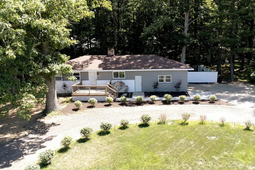 Cozy home 2 miles from town; walk to Ivy House! - Image 1