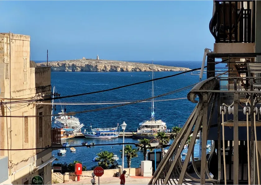 Lovely Apartment with Side Sea View - Image 1