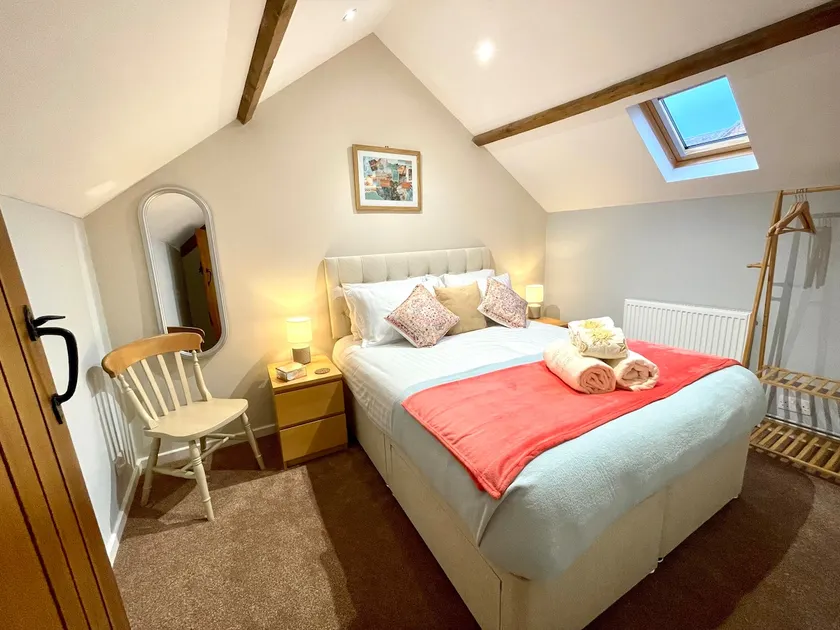 Romantic riverside escape in Evesham. - Image 1