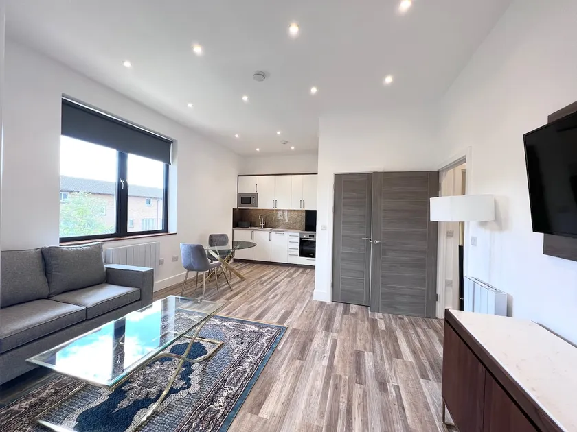 # 9 Luxury apartment @CMK walkable to station/city - Image 1