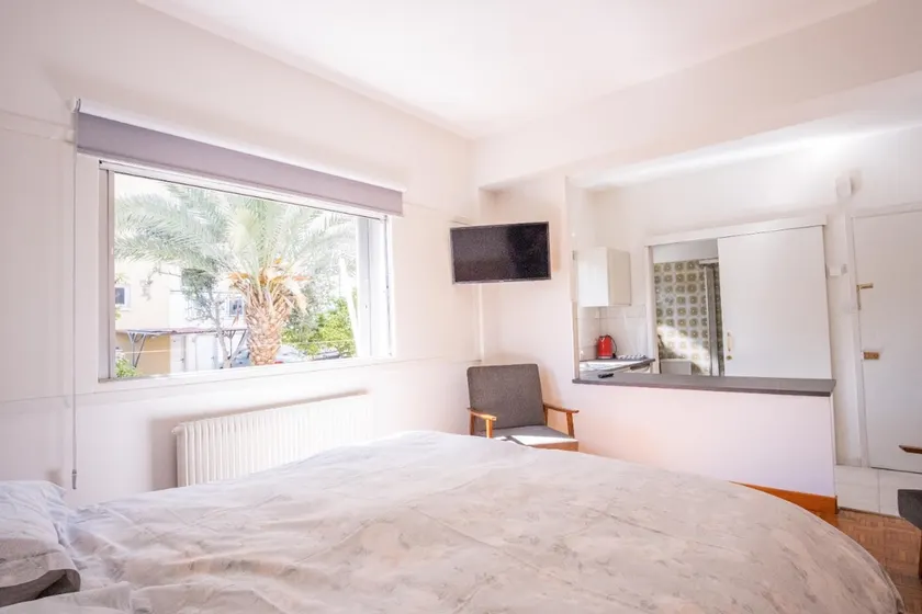 Secluded Studio flat with own entrance & parking. - Image 1