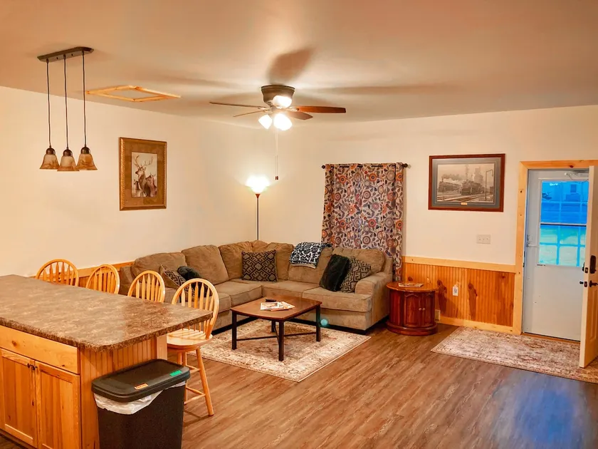 Whistle Stop Bunkhouse with garage parking & patio - Image 1