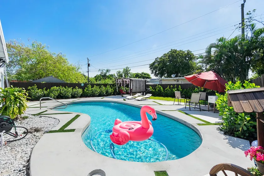 Home away from home mins to the beach/Heated POOL. - Image 1