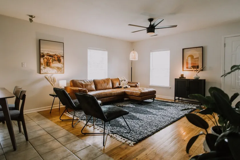 Newly furnished, 5min to lake, 15 min to DT. - Image 1