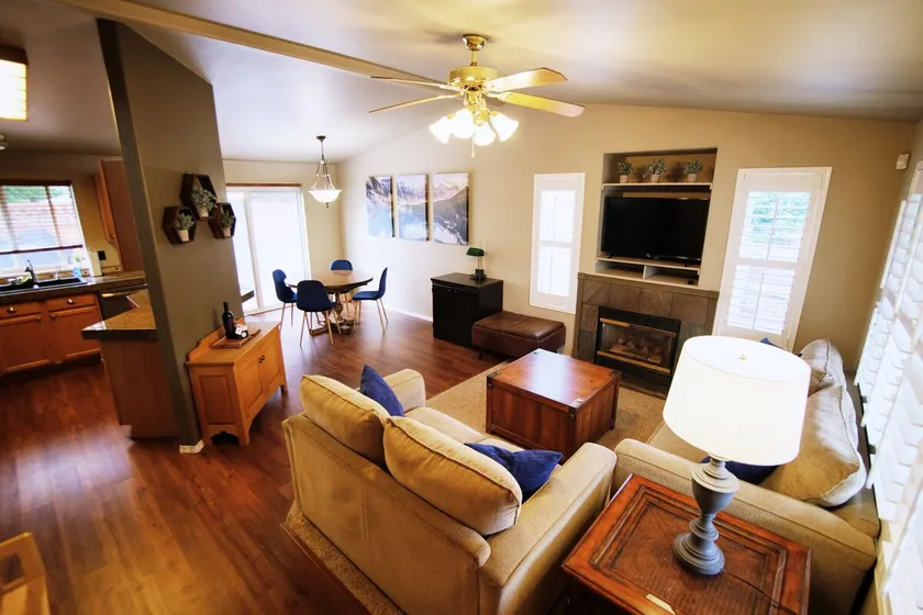 Cozy 3-bedroom home w/fireplace and outdoor patio - Image 1
