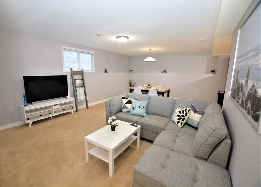 SPACIOUS 2 BEDROOM SUITE WITH PARKING - Image 1