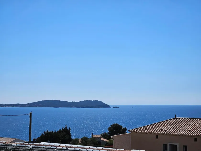 Family home with sea view - Image 1