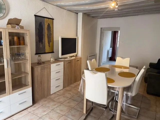 Cheerful townhouse with free parking - Image 1
