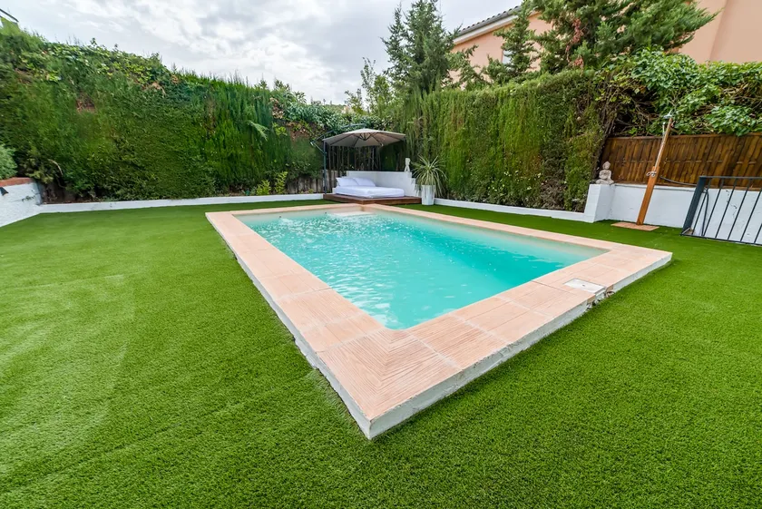 Chalet with pool in idyllic setting - Image 1