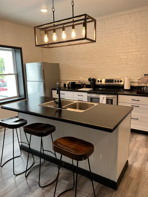 Lovely modern downtown studio with fireplace - Image 1