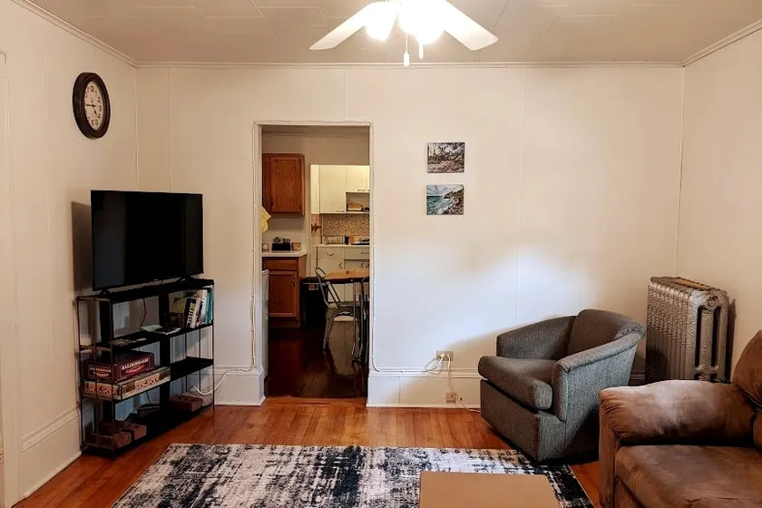 Charming 2 bedroom apartment in Calumet's Historic district! - Image 1