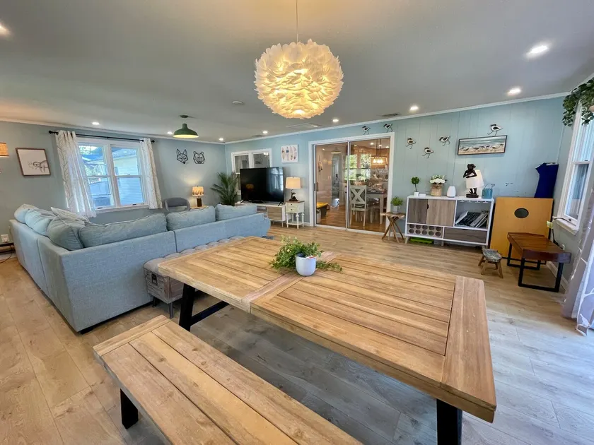 Cozy 1-level fenced yard Craigville Beach 2000sqft - Image 1