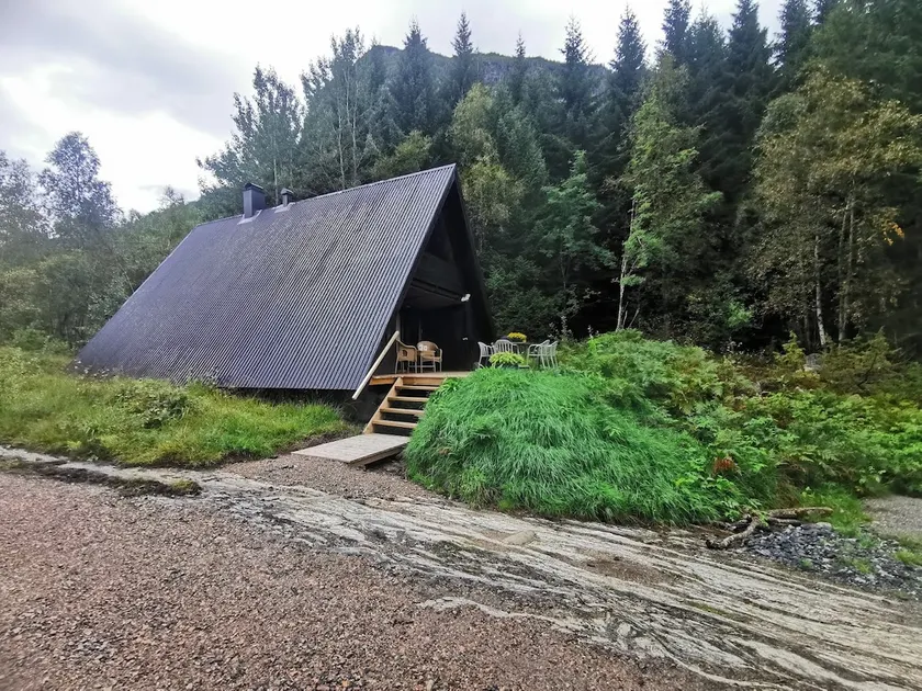 Cabin in the woods - Image 1