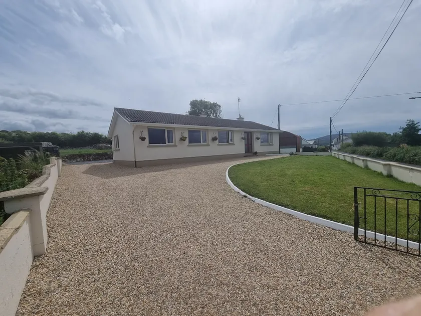 4 bed house, pub 1 min walk, beach 3 min drive. - Image 1