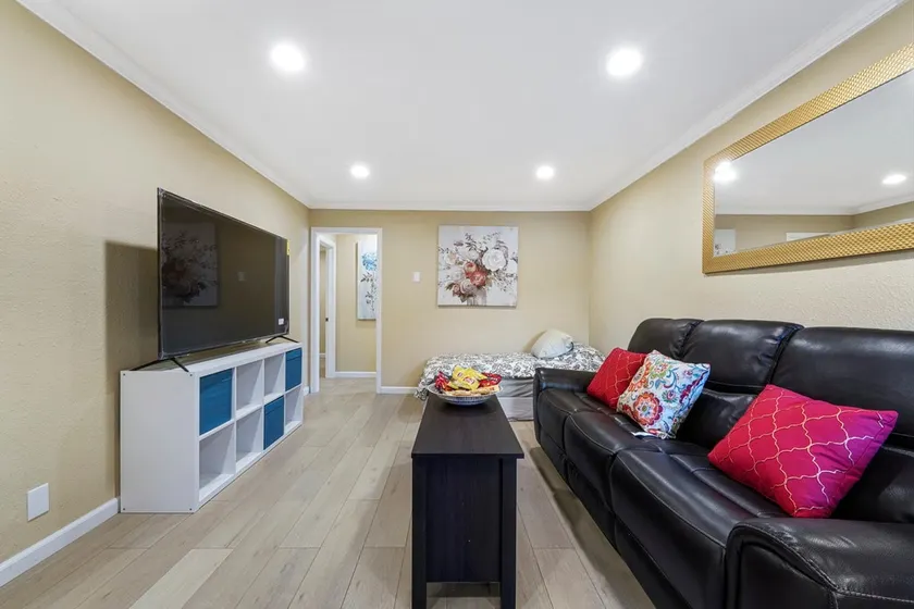 888 Luxury Apartment Home - Image 1