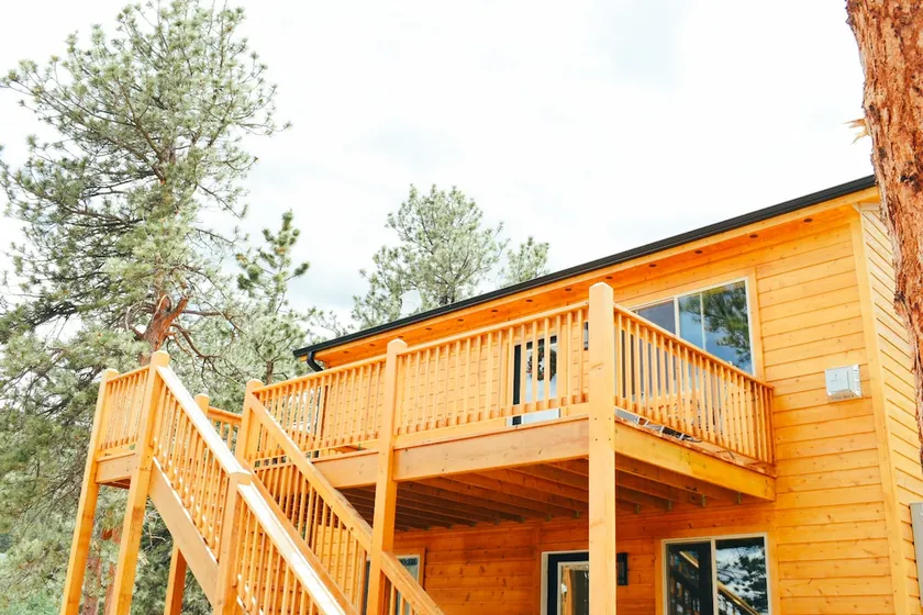 Modern 2 bedroom cabin with indoor fireplace - Image 1