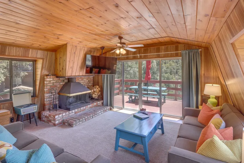 Cute colorful alpine cabin with Hot Tub! - Image 1