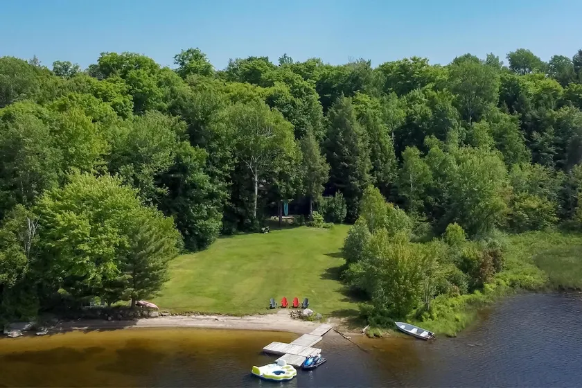 Moon River Cottage Sanctuary With Private Beach in Bala! - Image 1