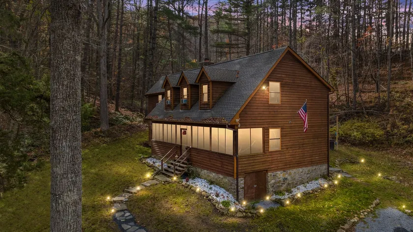 Sleepy Hollow 5BR Cabin - National Park 7 Min, Hot Tub, Fire Pit, Sleeps 12 - Image 1