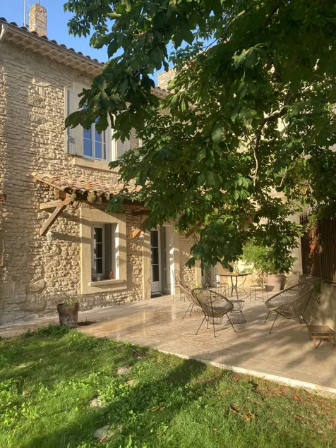 Typical Provençal farmhouse on the banks of the Sorgue - Image 1