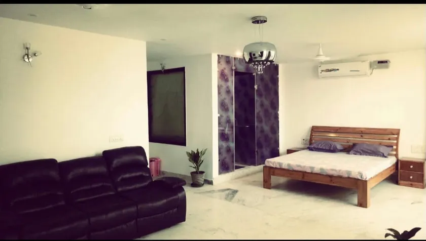 “The suite 22” ultra spacious modern studio - Image 1