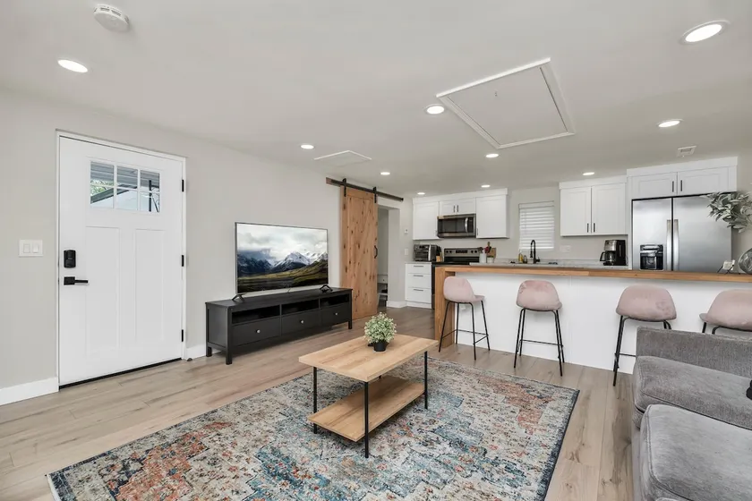 Adorable renovated private house w/ parking. - Image 1