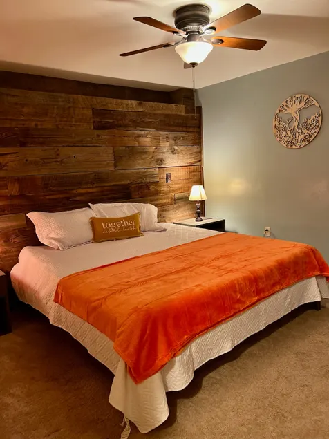 Chalet Log Home in Lake Ariel Hideout community - Image 1