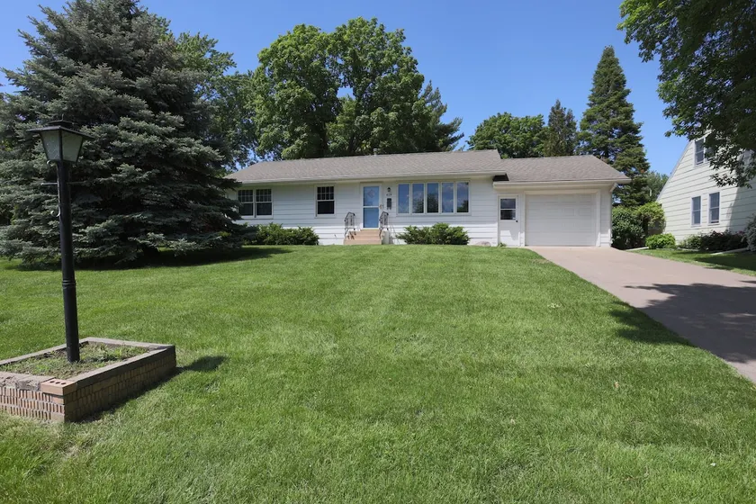 Cheerful 4 BR house six blocks to lakefront - Image 1