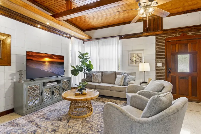 Charming apartment in downtown w/patio (Garden #8) - Image 1