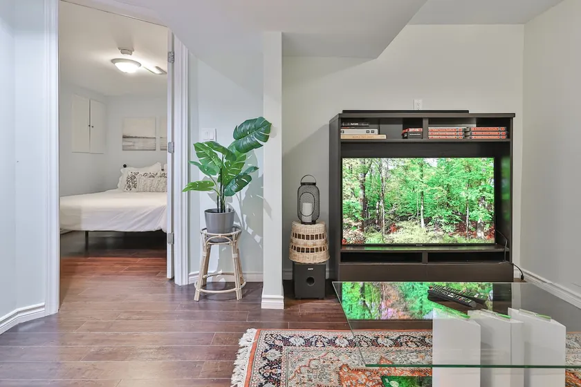 Entire suite: Private entrance + Kitchen - Image 1