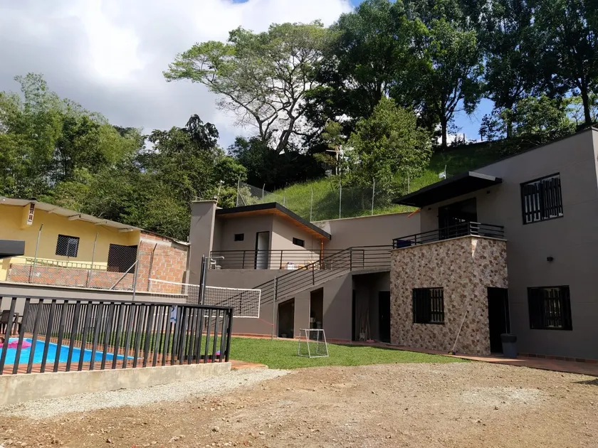 Accommodation in San Rafael with a swimming pool and jacuzzi 101 - Image 1