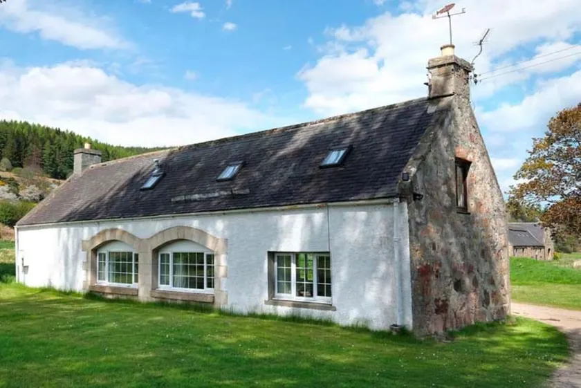 Garbity Farmhouse - beautiful 6-bedroom Farmhouse with open fires - Image 1