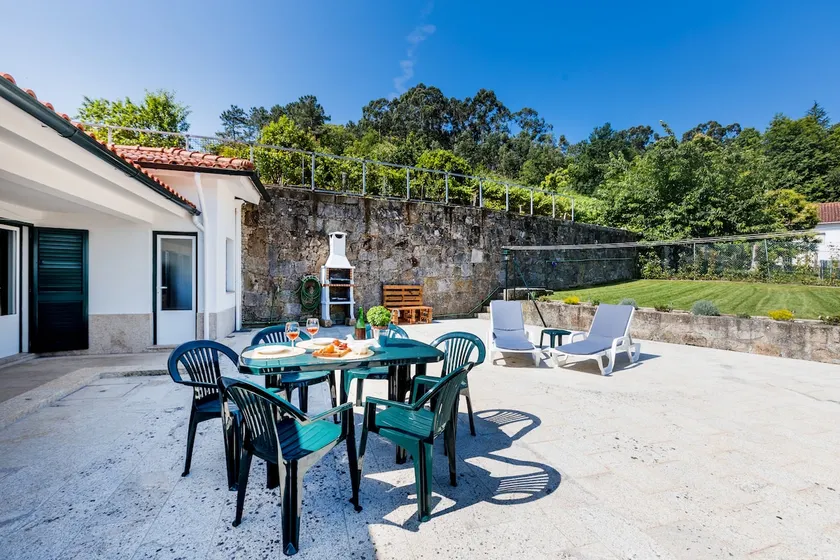 Merveilleuse maison de vacances adaptée aux familles avec jardin et barbecue - Image 1