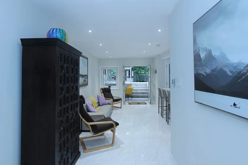 Stunning Bright 2+ Bdrm Luxury w/Free Parking - Image 1