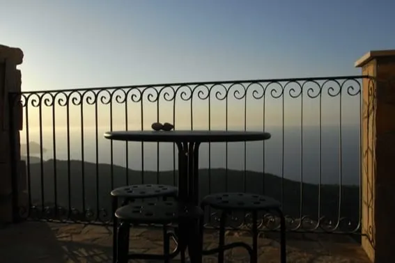1000m high, 10km from the sea - Image 1