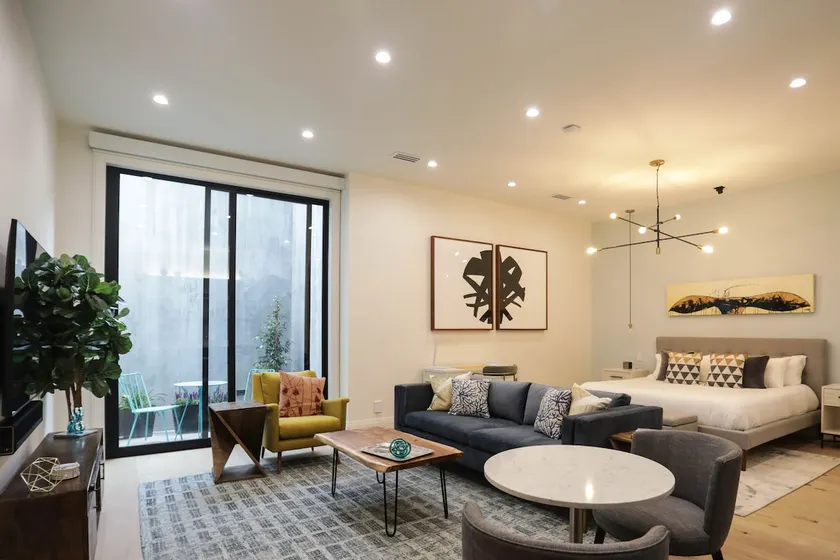 Upscale work-friendly apt walkable to Market St - Image 1