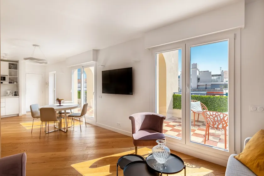 Luxury Penthouse 2BDR/2BATH Terrace 3min Promenade - Image 1