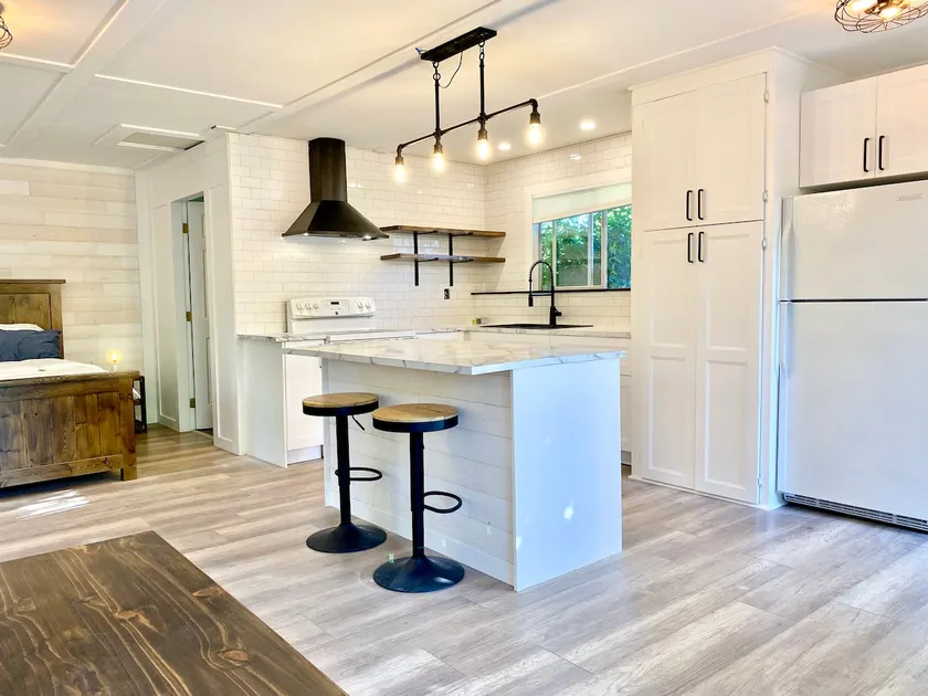 Lil Q Cottage - Qualicum Beach - Entire Suite - Image 1