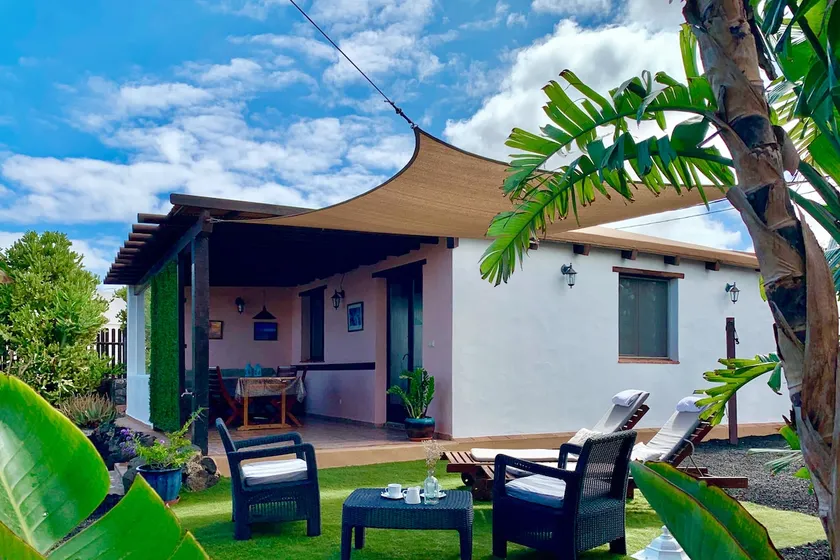 Villa avec un grand espace détente et  jardin privé à Lajares. - Image 1
