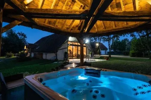 La Grange de Léonie Chambres d'hôtes Piscine et Spa Calme et à 5min A71 A20 A85 - Image 1